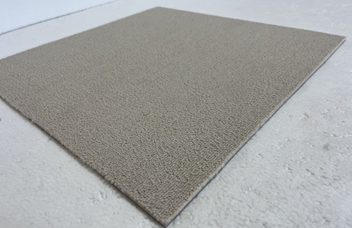 新品.未使用の高級なタイルカーペット　　　　　　　　(日本製) 50×50 100枚　クリーム無地　売り切り！　D3-8