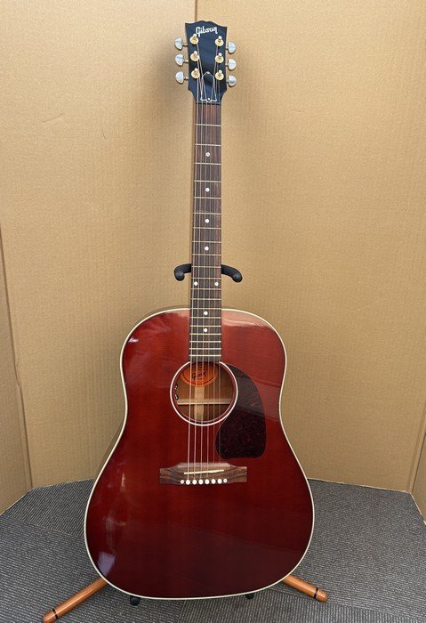 綺麗【Gibson Acoustic CUSTOM SHOP ギブソン J-45 Wine Red