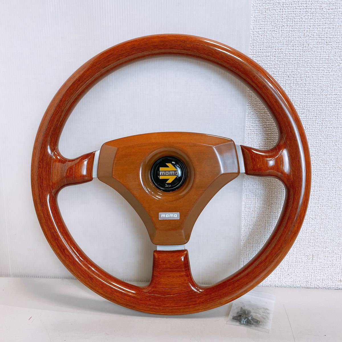 格安，100%新品 MOMO モモ ステアリング ハンドル ウッド調 イタリア製 直径35cm メーカー 車種不明 品 現状品(ステアリング、ハンドル本体)｜売買されたオークション情報、yahooの商品情報をアーカイブ公開 - ステアリング、ハンドル本体