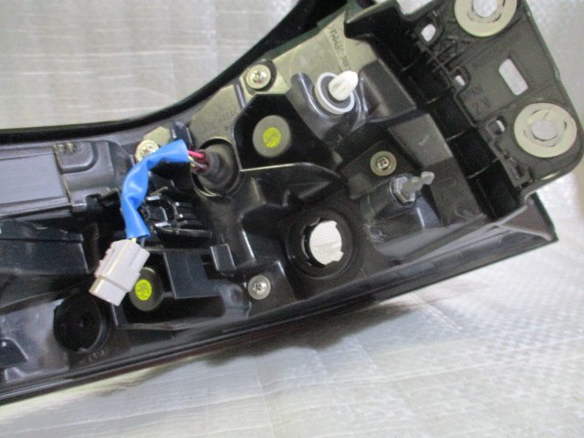 エクストレイル T33 右テールランプ KOITO 220-2378W 純正品番 26554-6RA0A