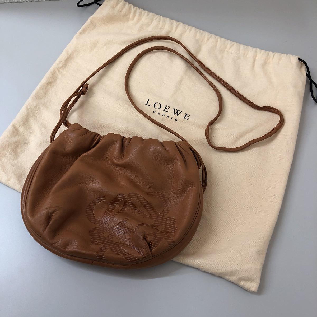 e) LOEWE ロエベ ショルダーバッグ クロスボディ 肩掛け 斜め掛け 巾着