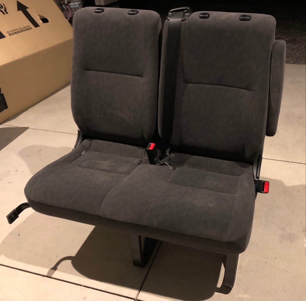 トヨタ ハイエース 200系 ワゴンGL 純正 右 後部座席 シート 新車外し　プラスチック部品に傷有り 3列目 S-152