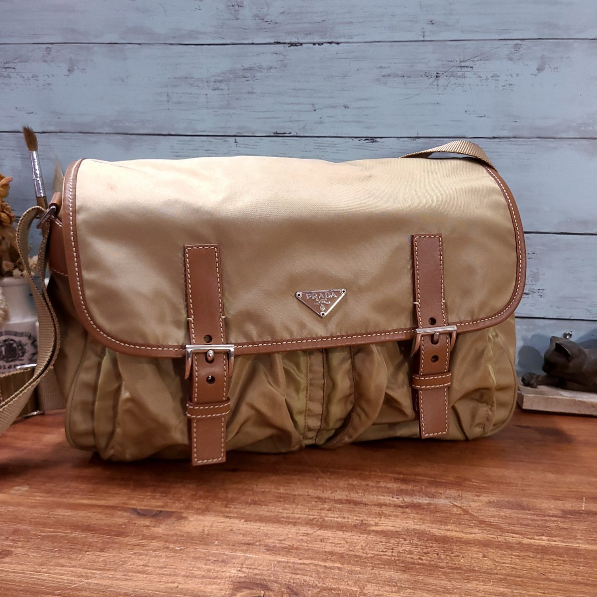 美品☆PRADA プラダ BT0171 ショルダーバッグ ナイロン×レザー ロゴ 三角プレート メッセンジャー 斜め掛け 鞄 ヴェラスポーツ カーキ系 