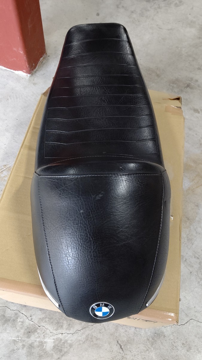thumbnail interactive-video image 1 of MOTO4U Under Seat Tool Box Cover Rubber For BMW R75/5 R60/5 R90S R100/7 – OEM Style 1 of 6