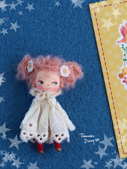 №128　生成りワンピのちび子　ミニチュア・ドールハウス・ブライスにも　chibikodoll Chibikodoll