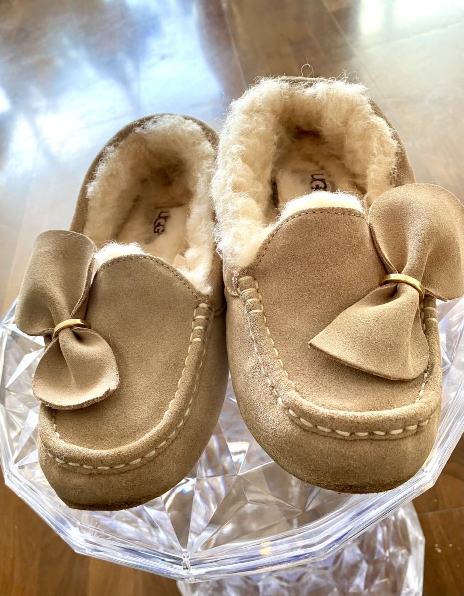 UGG アグ　おリボン　ベージュ　モカシン
