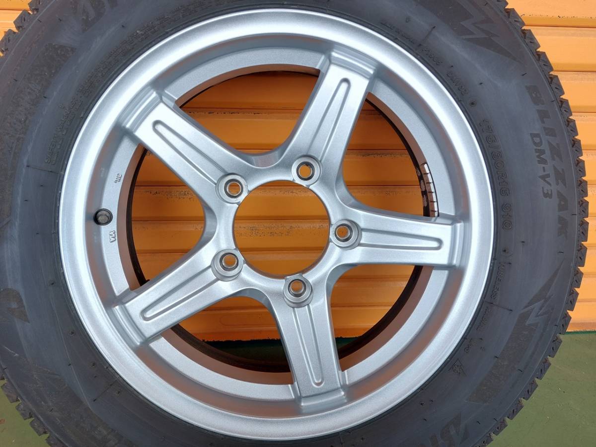 スズキ　ジムニー２０２２年製　ブリジストン　ブリザック　スタッドレスタイヤ＆ホイールセット　１７５／８０Ｒ１６　美品 ブリザック ブリヂストン  VRX2 4本 タイヤ・アルミホイール 中古タイヤ