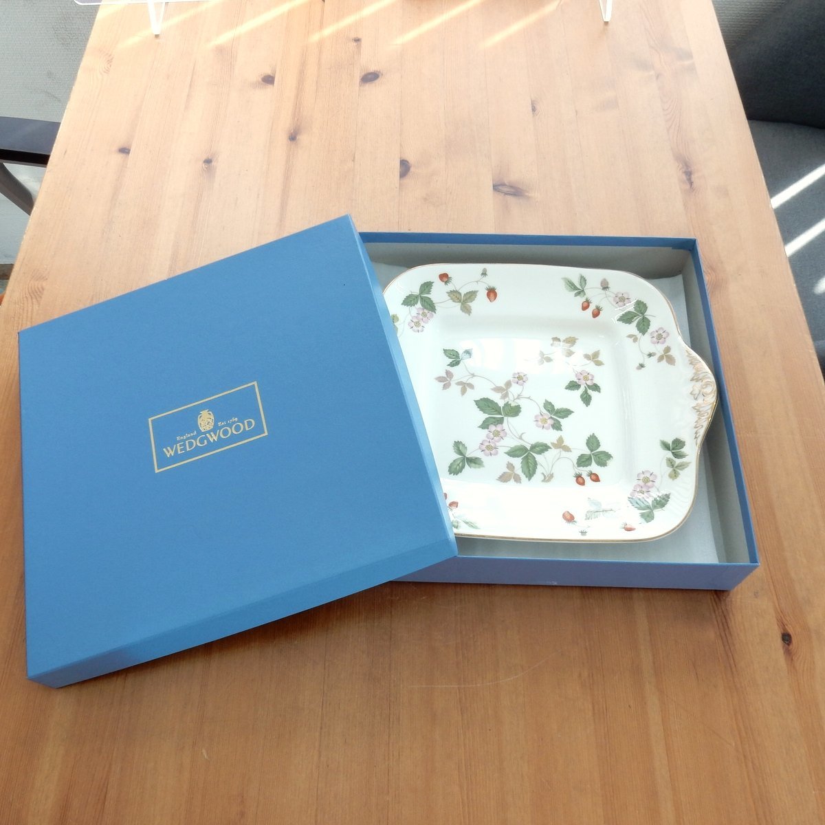 ワイルド ストロベリー プレート 27cm|WEDGWOOD公式オンラインストア
