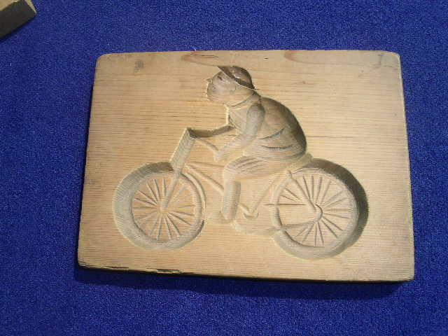 ★レトロ★　戦前　自転車に乗る少年　木製　菓子型　（ビンテージ・アンティーク・インテリア）