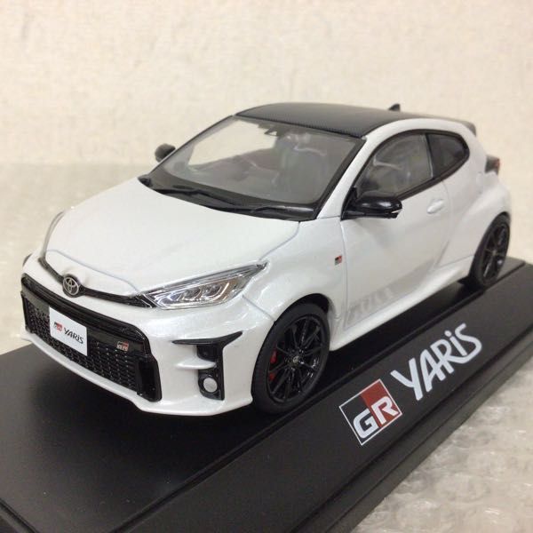 トヨタ GRヤリス 非売品 成約記念品 ホワイト 白 ミニカー 1⁄30