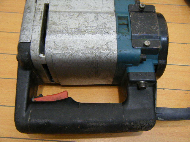 3テ5◇大型 makita マキタ 電動ハンマ HM1303 ブルポイント付 動作  