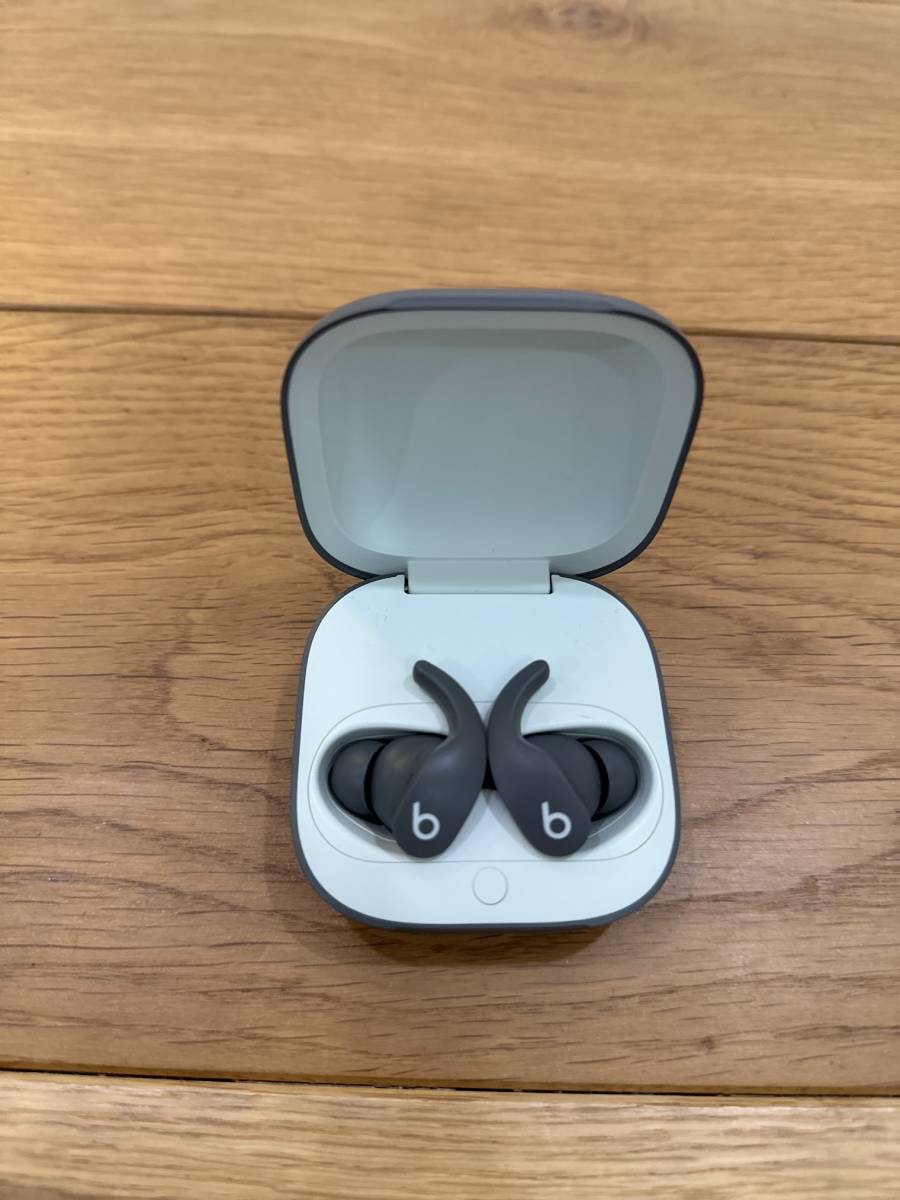 使用回数少ない美品　Beats Fit Pro セージグレイ ワイヤレスノイズキャンセリングイヤフォン　airpods　完全ワイヤレスイヤホン
