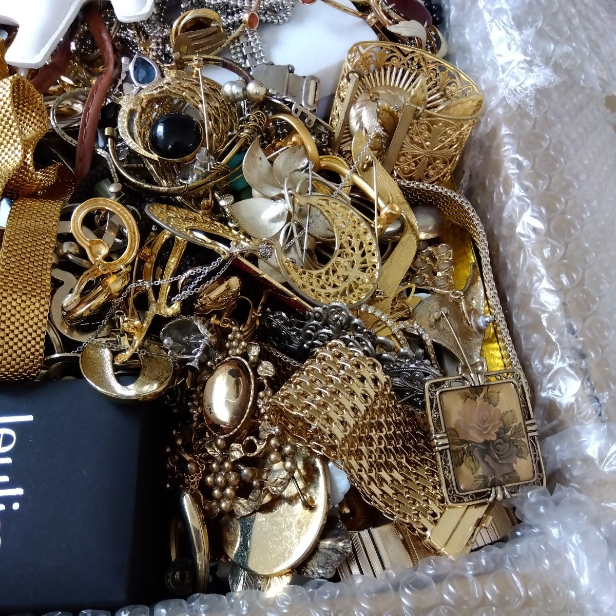 アクセサリー 約4.2kg まとめて ネックレス ブローチ イヤリング ジャンク 送料無料，定番】 アクセサリージャンク(ネックレス、ブローチ、カフス