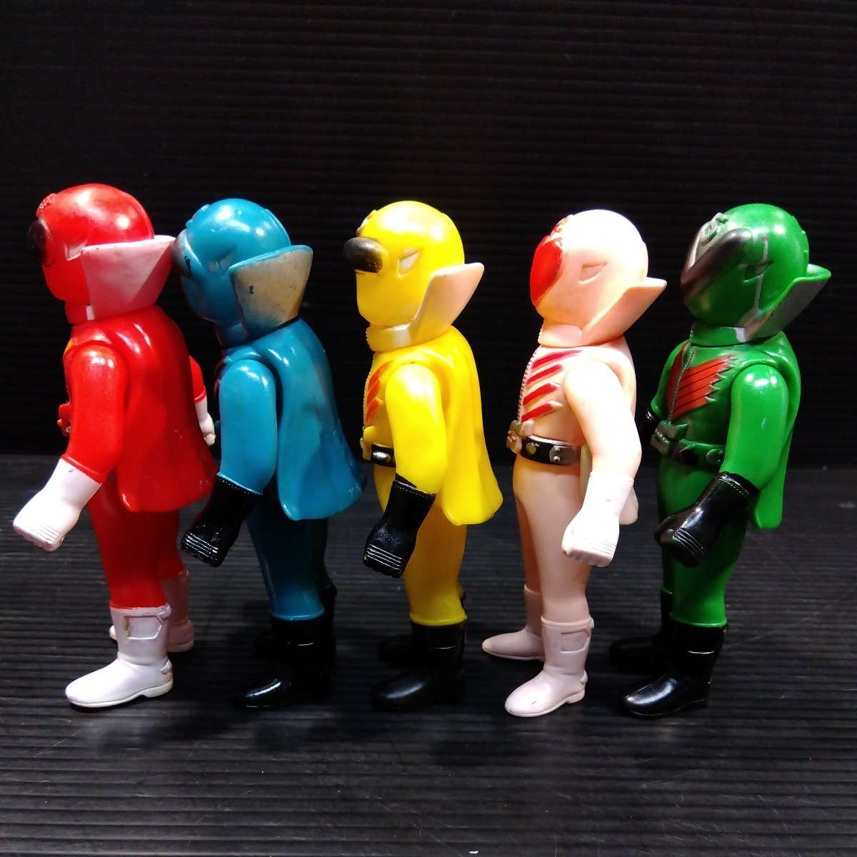 秘密戦隊ゴレンジャー　フィギュア5体 Amazon.co.jp: 秘密戦隊ゴレンジャー フィギュア 5体セット ソフビ魂