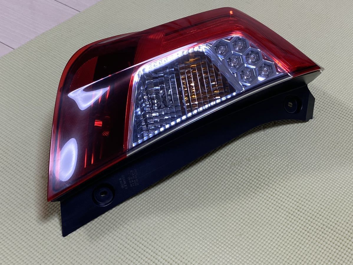 フィット　ハイブリッド　gp5 前期　左テールライト