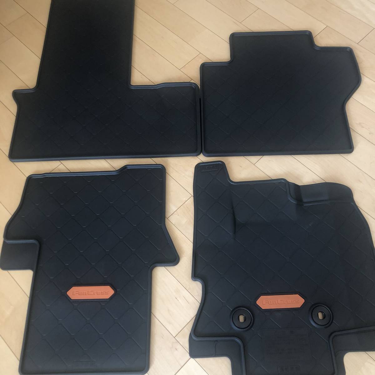 ☆美品☆タント ファンクロス☆オールウェザーマット 1台分ダイハツ