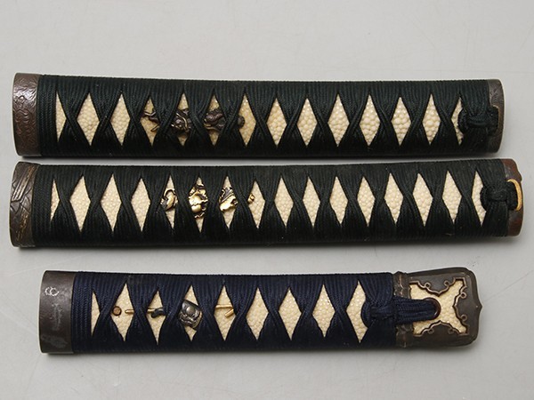 178V. 時代武具 鮫肌巻 柄前 獅子彫 花鳥図 縁頭 龍頭 目貫 三点 / 日本刀装具金具