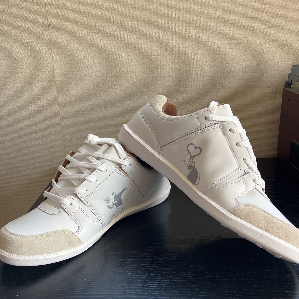 ヴィアサンガッチョバンクシーコラボスニーカー