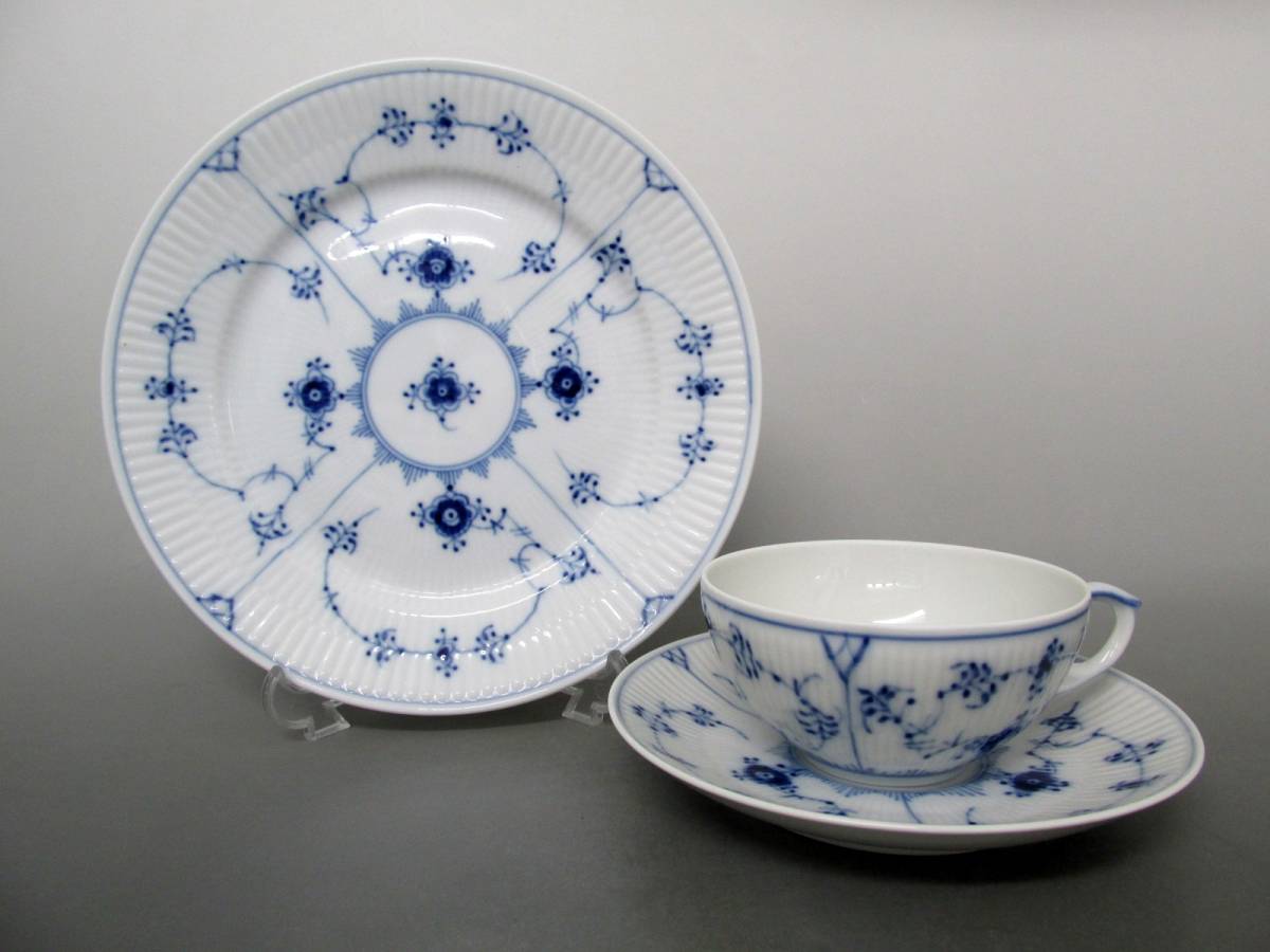 ②ロイヤルコペンハーゲン ブルーフルーテッド プレーンレース ティーカップ＆ソーサーと約20cm皿★美品 ROYAL COPENHAGEN Blue Fluted