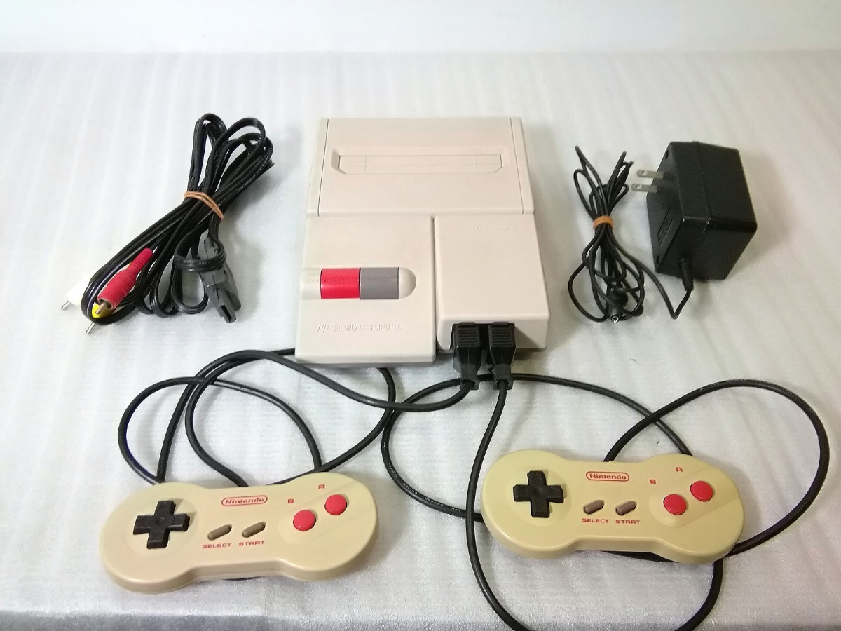Nintendo　 FC ファミリーコンピュータ 　HVC-101本体　コントローラー 2個 (HVC-102)　AVケーブル　アダプター電源　 任天堂　【動作品】