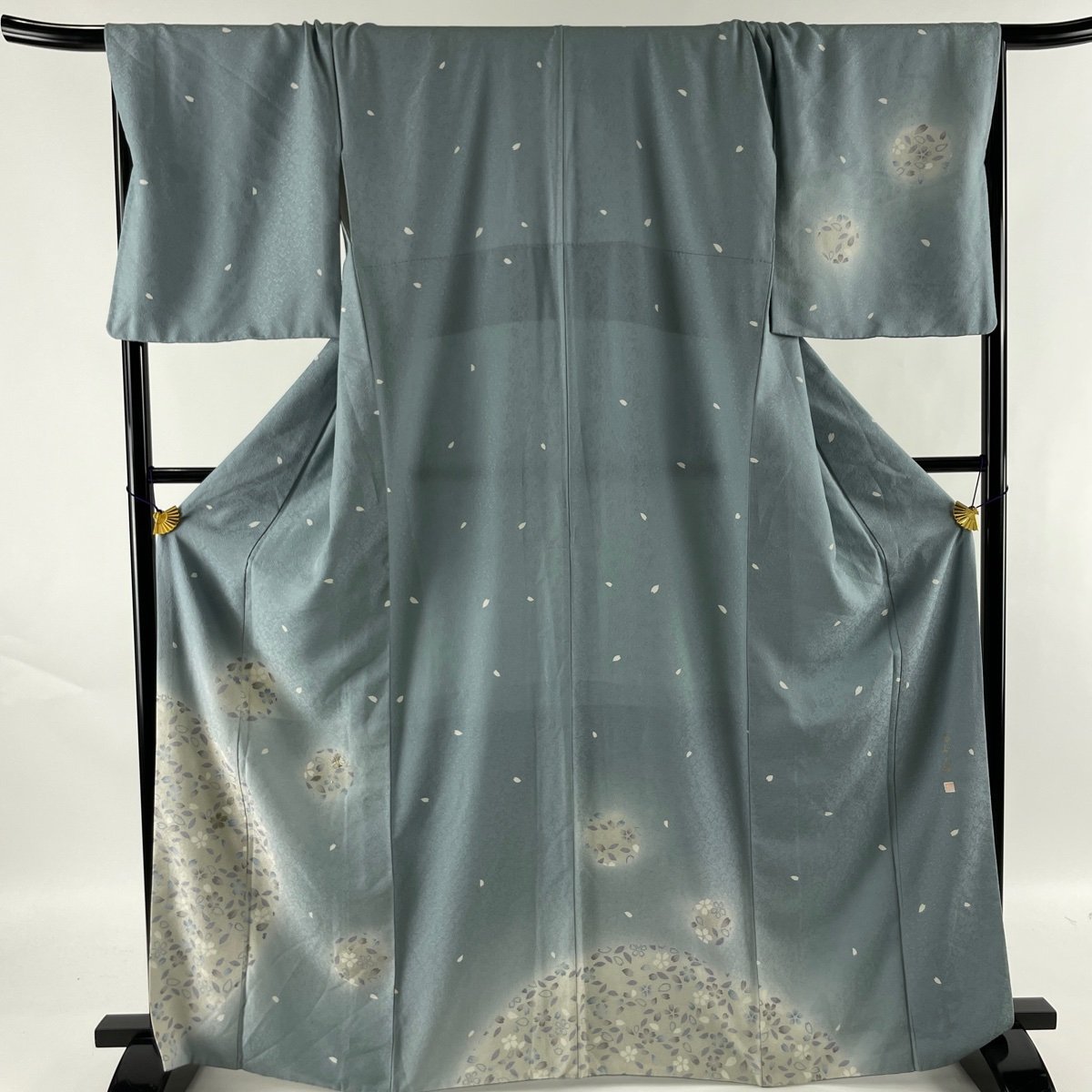 付下げ 秀品 落款 桜 桜の花びら 金糸 刺繍 青灰色 袷 身丈166cm 裄丈71cm L 正絹 【中古】