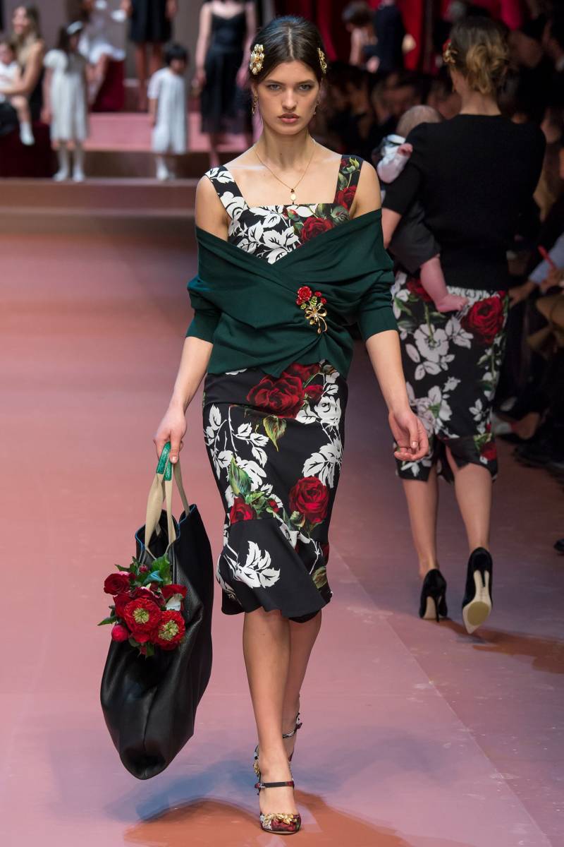 オスカル　美品　ドルチェ&ガッバーナ　薔薇柄　スカート オスカル 美品 ドルチェ&ガッバーナ 薔薇柄 スカート DOLCE&GABBANA