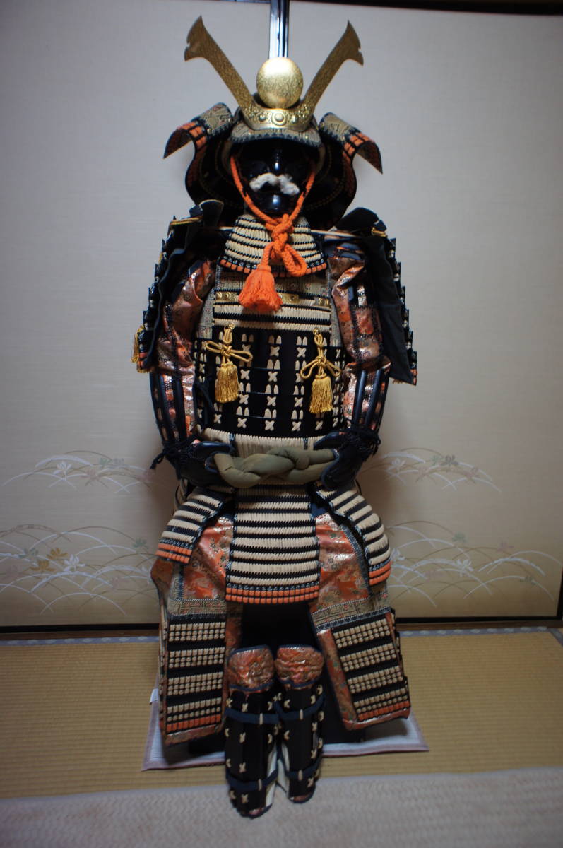 □ 現代 黒胴当世素掛 白緘 等身大鎧 甲冑具足 鎧櫃 ,***こ案内は