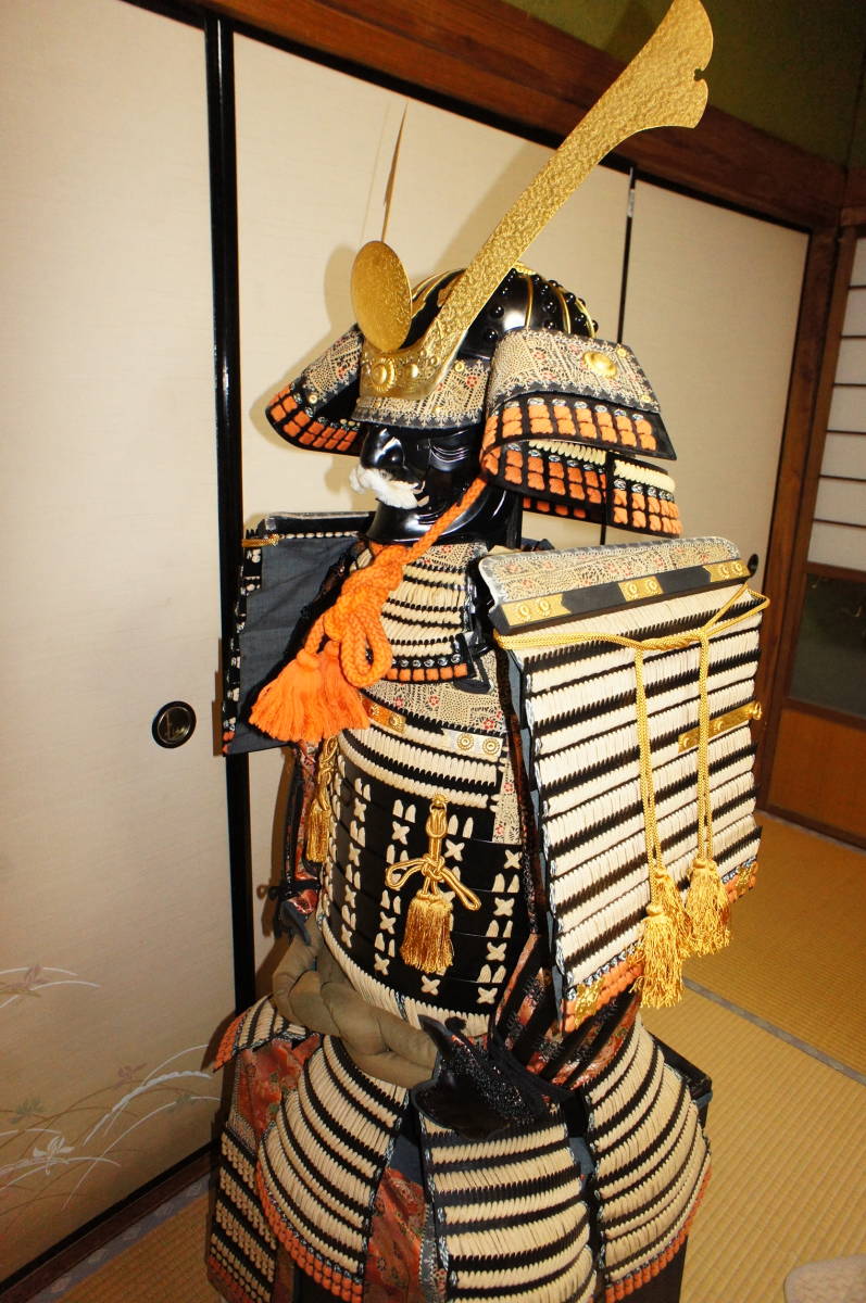 □ 現代 黒胴当世素掛 白緘 等身大鎧 甲冑具足 鎧櫃 ,***こ案内は