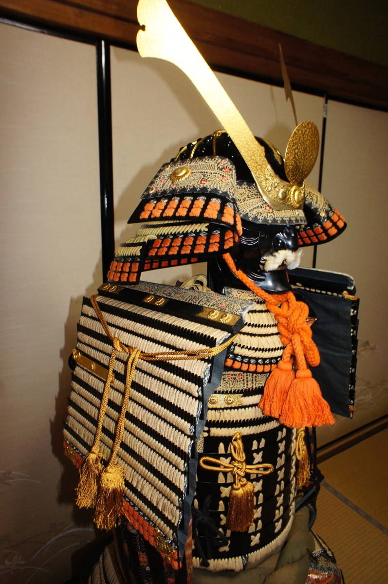 □ 現代 黒胴当世素掛 白緘 等身大鎧 甲冑具足 鎧櫃 ,***こ案内は