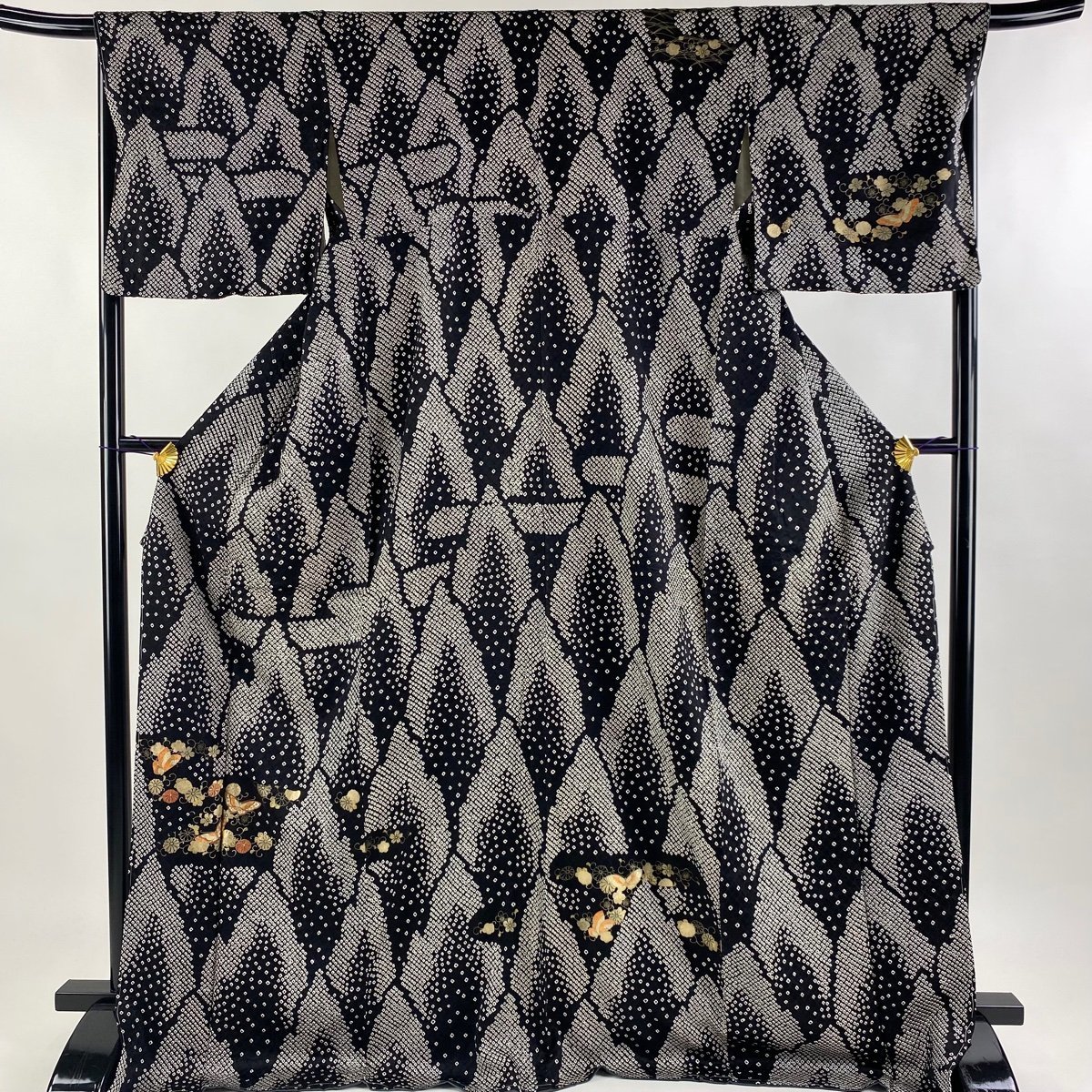 付下げ 身丈173.5cm 裄丈67.5cm L 袷 菊唐草 蝶 絞り 刺繍 黒 正絹 美品 秀品 【中古】