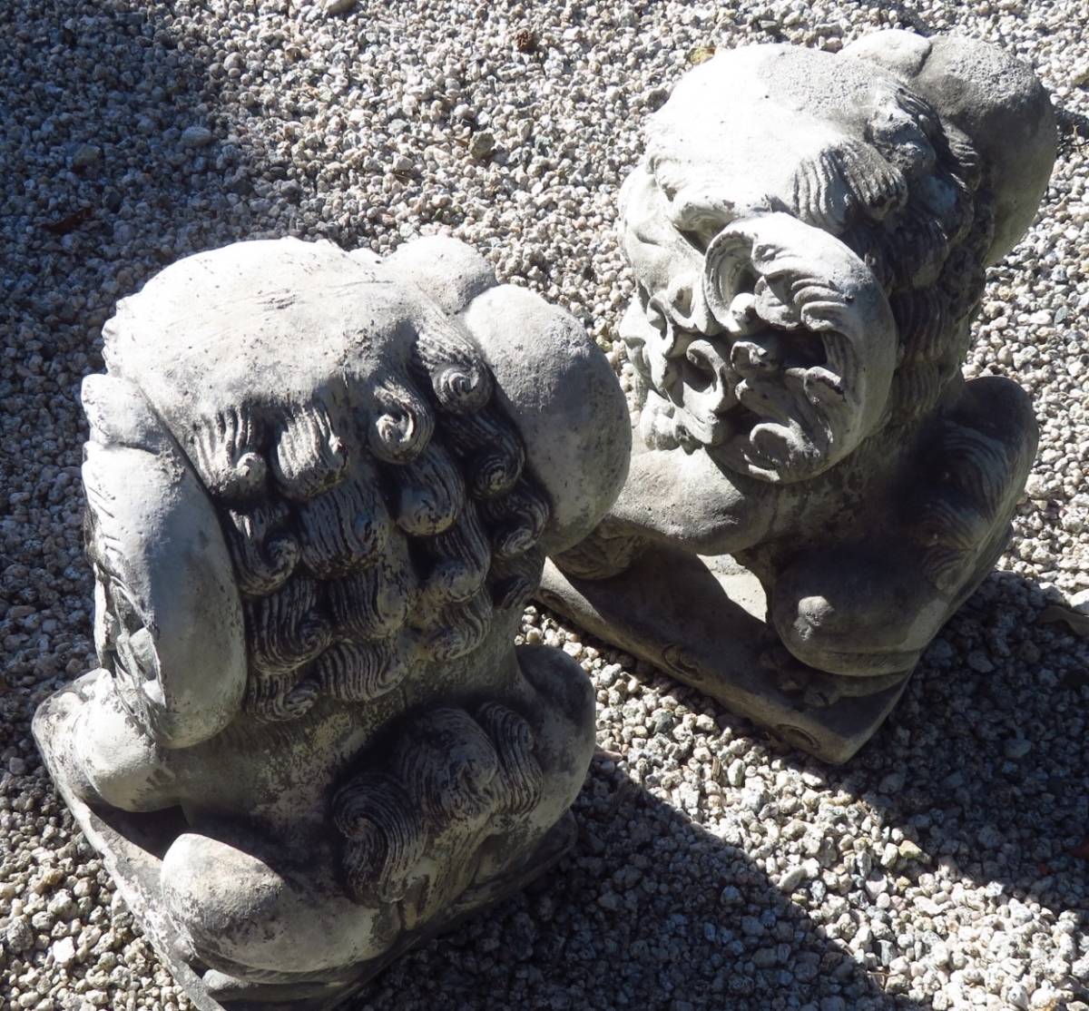 古い石像の唐獅子 一対 狛犬 魔除け 寺院 仏閣 縁石 庭園 仏教美術 
