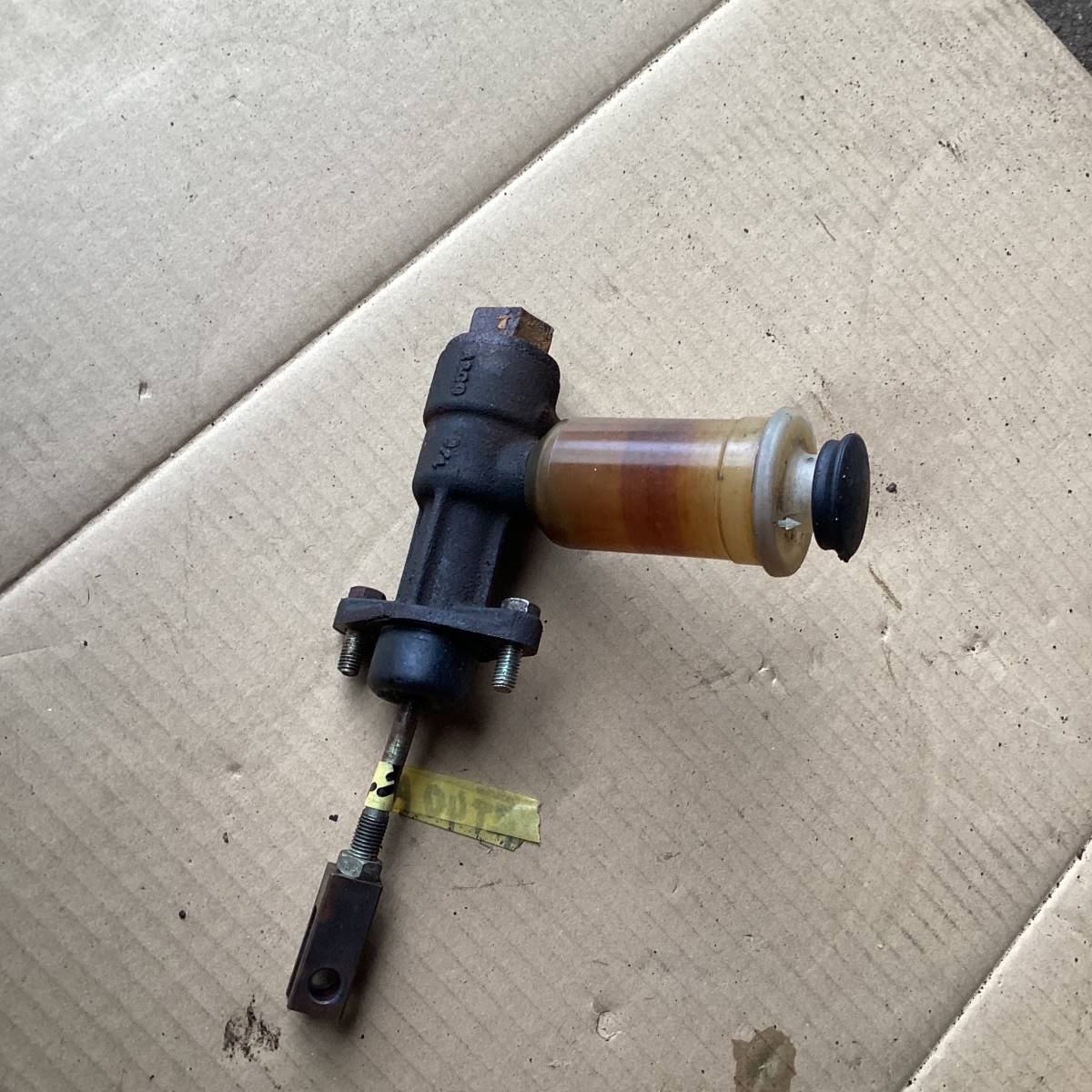 トヨタコロナ1500 RT40のブレーキマスターシリンダー中古Aです。