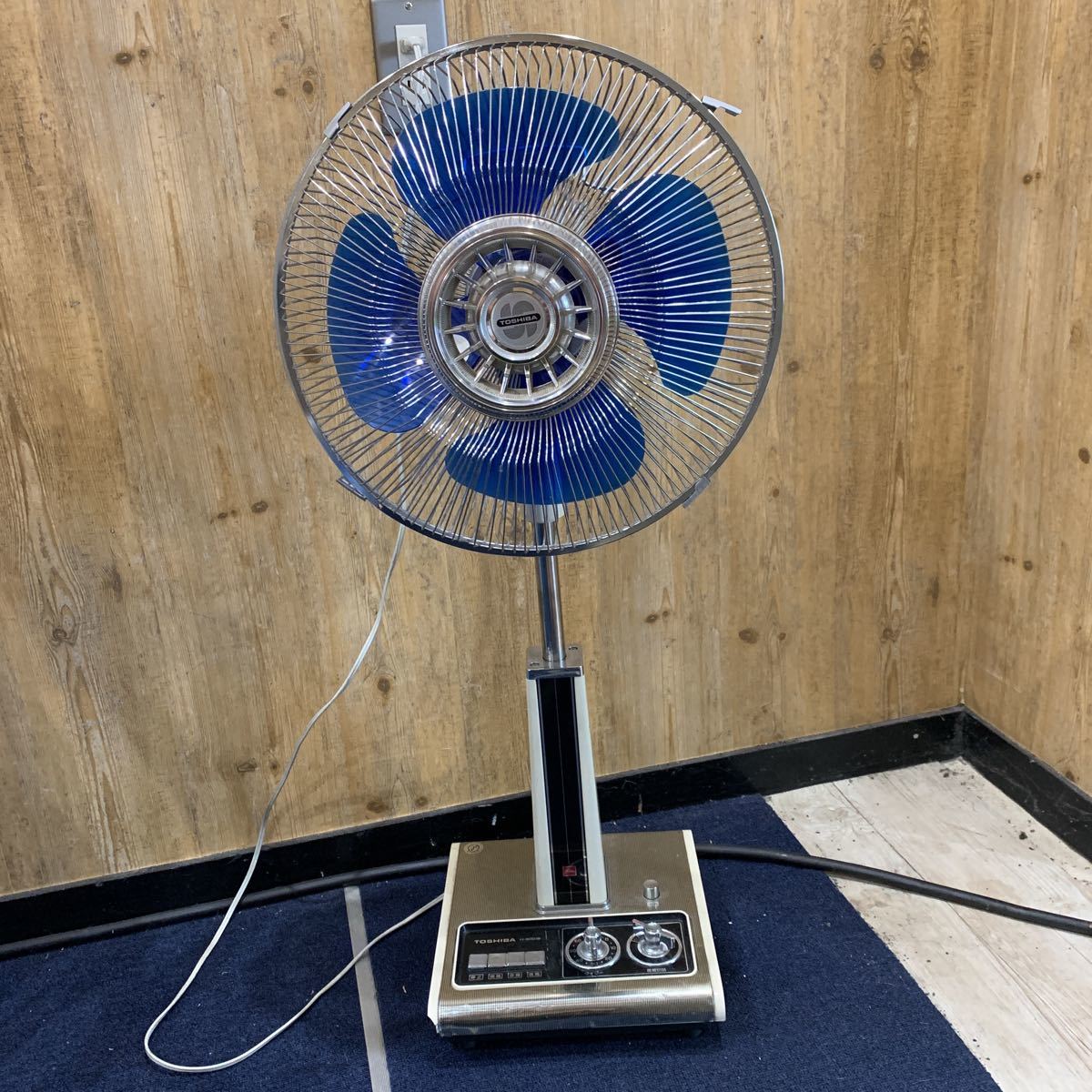 当時物展示品 TOSHIBA / 東芝 扇風機 H30D16 完動品 昭和 レトロ家電の 