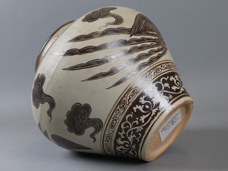 中国陶磁器　宋磁州窯　吹き彫り壺 中国陶磁器 宋磁州窯 吹き彫り壺 美術品・アンティーク・コレクション