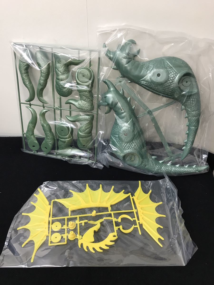 ○バンダイ『復刻版 みらい怪獣 歩行 ガイガン ブルマァクロゴ入りT