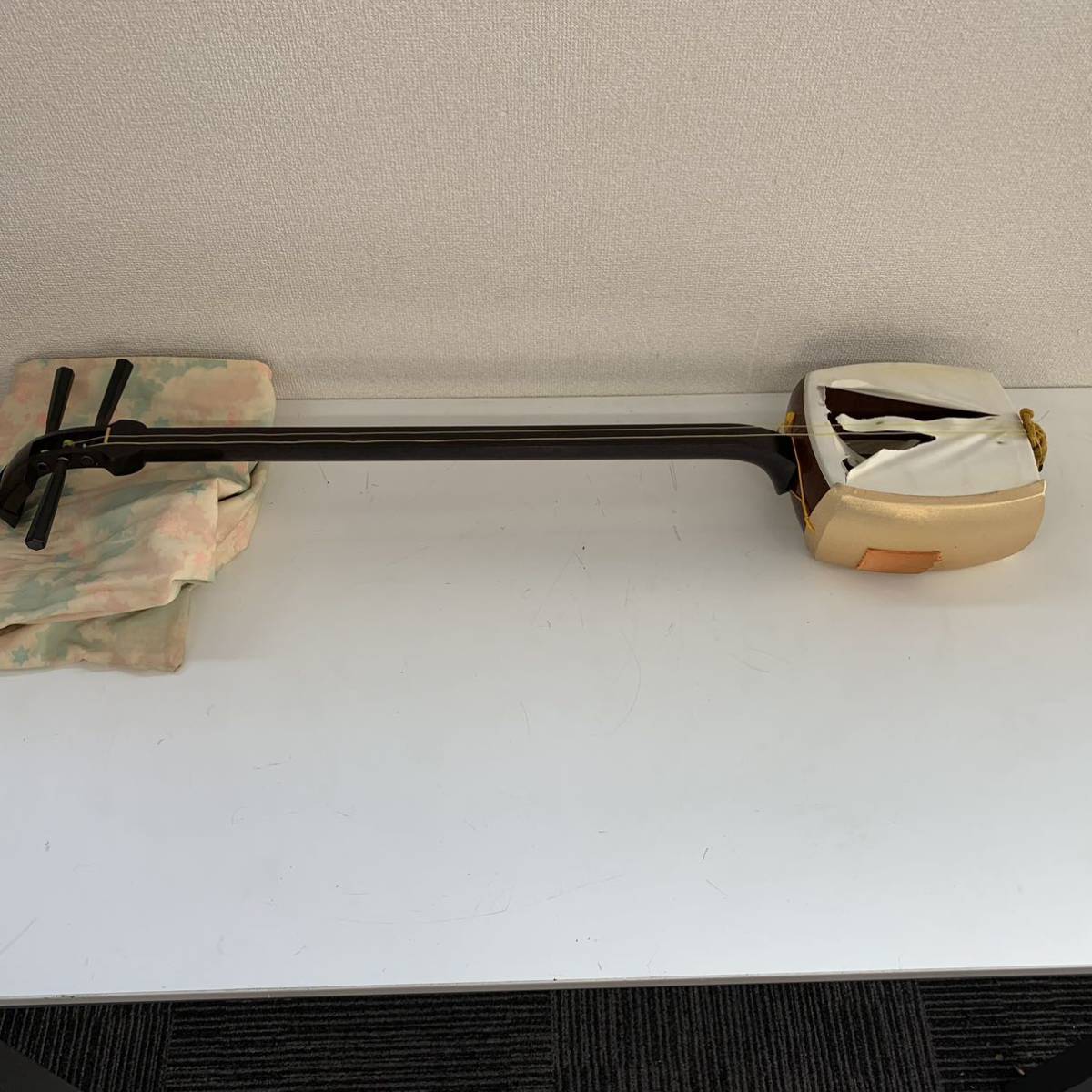 中棹 三味線 虎トチ紅木 子持ち綾杉胴 二本溝 金細 K9 紅木糸巻き 和