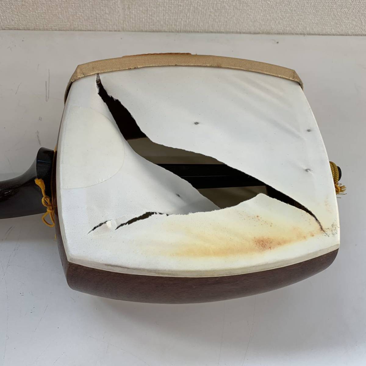 中棹 三味線 虎トチ紅木 子持ち綾杉胴 二本溝 金細 K9 紅木糸巻き 和