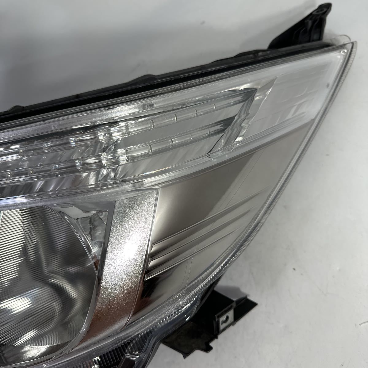 M 32-2-1ノア 前期 ZRR80W 打刻E ZRR85W 28-227 81150-28D21 エスクァイア