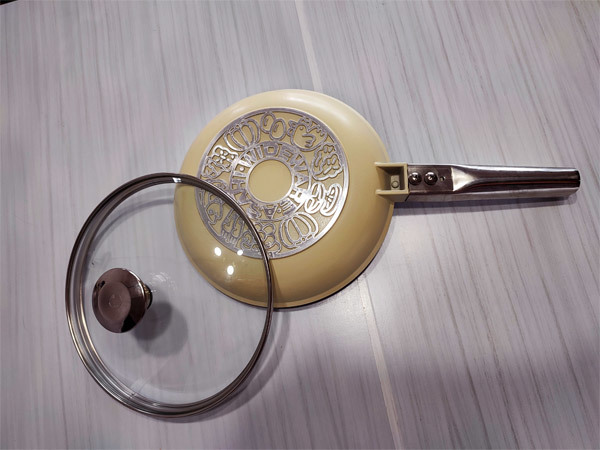 アサヒ軽金属「天使のフライパン」22センチ、クリーム色、未使用品