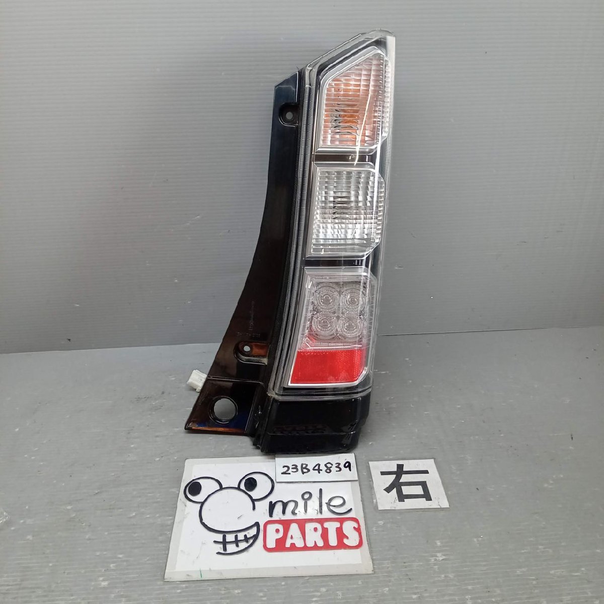 ＪＦ１／ＪＦ２　Ｎ－ＢＯＸ　純正　右テールランプ　１Ｄ５－１８－６/２３Ｂ４８３９*同梱不可