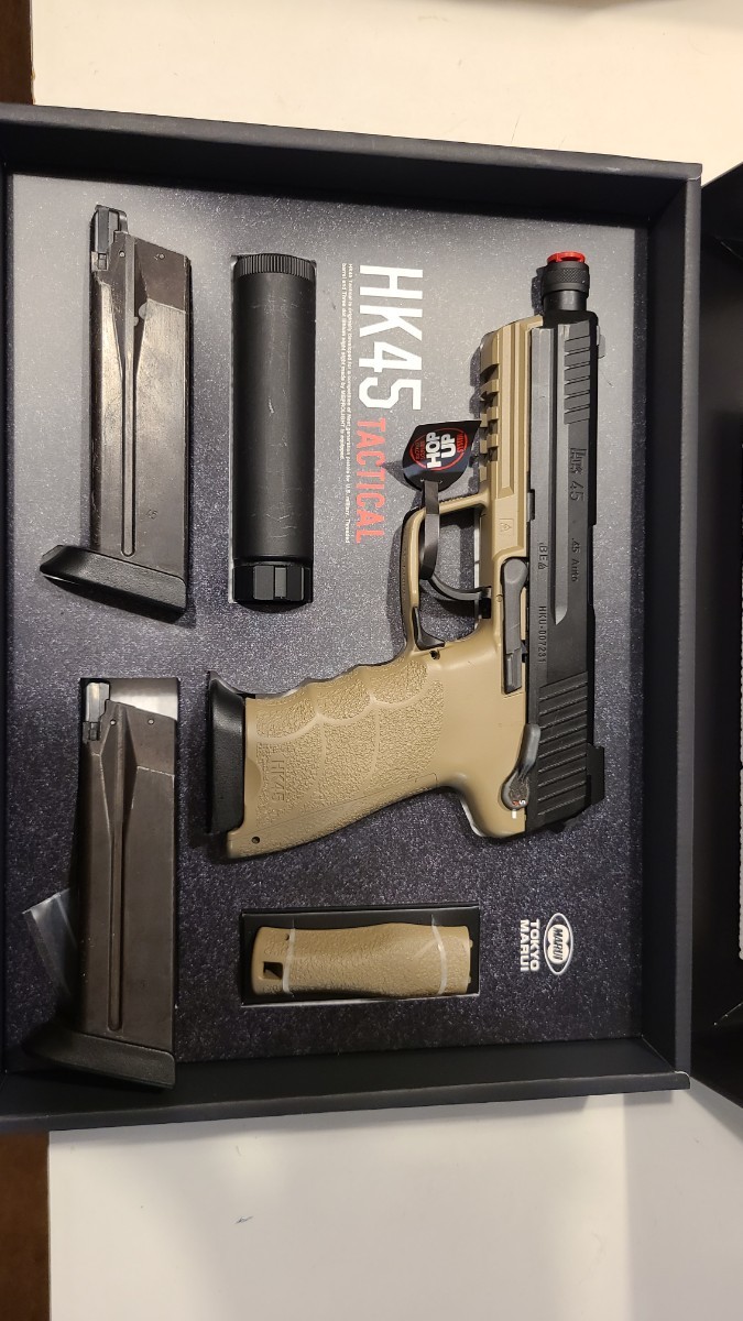 東京マルイ HK 45 ガスブローバック マガジン3本付き(1本写真だと本体に入ってます)