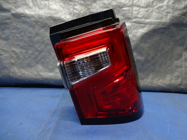 デリカD:5/純正/テールランプ右/CV1W/後期/8330B138/LED CV1W 後期 純正 右側 MOBIS ヒビ