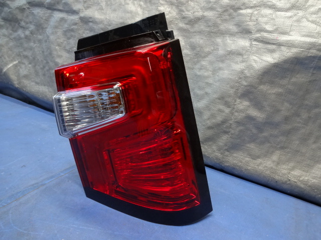 デリカD:5/純正/テールランプ右/CV1W/後期/8330B138/LED CV1W 後期 純正 右側 MOBIS ヒビ