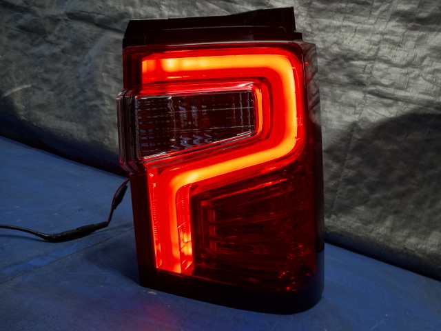 デリカD:5/純正/テールランプ右/CV1W/後期/8330B138/LED CV1W 後期 純正 右側 MOBIS ヒビ