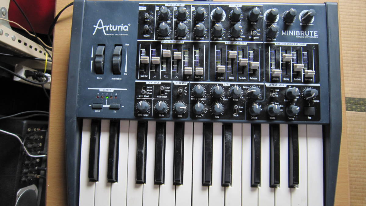 □□□□Arturia MiniBrute アナログシンセサイザー 現状品