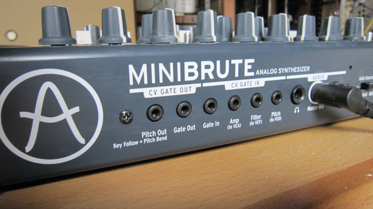 □□□□Arturia MiniBrute アナログシンセサイザー 現状品