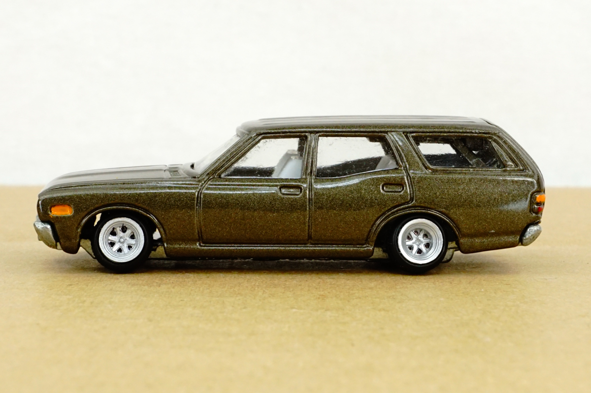 日産グロリア　シャコタン仕様　1/24 トミカ 47 日産 グロリア バン 中国製 改 ローダウン 深リム