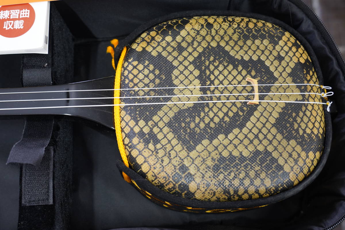 【中古良音】沖縄三線　蛇皮柄　人工皮　入門　初心者向　赤漆 中古良音沖縄三線 ☆中古美品 沖縄三線 入門用豪華セット 蛇