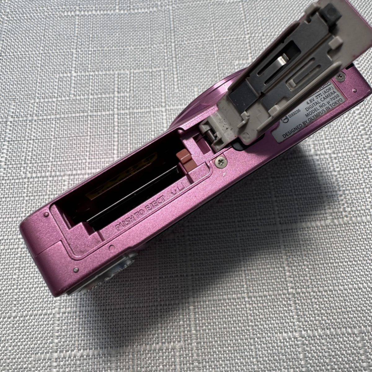 OLYMPUS オリンパス コンパクトデジタルカメラ μ-7050 ピンク 動作未確認 本体 バッテリーのみ