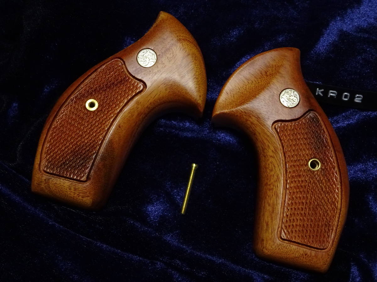 定数８のみ S&W-Kフレーム用 バナナグリップ ラウンドバット 純正タイプ メキシカンマホガニー製 (UTGメダル付き）/KR02